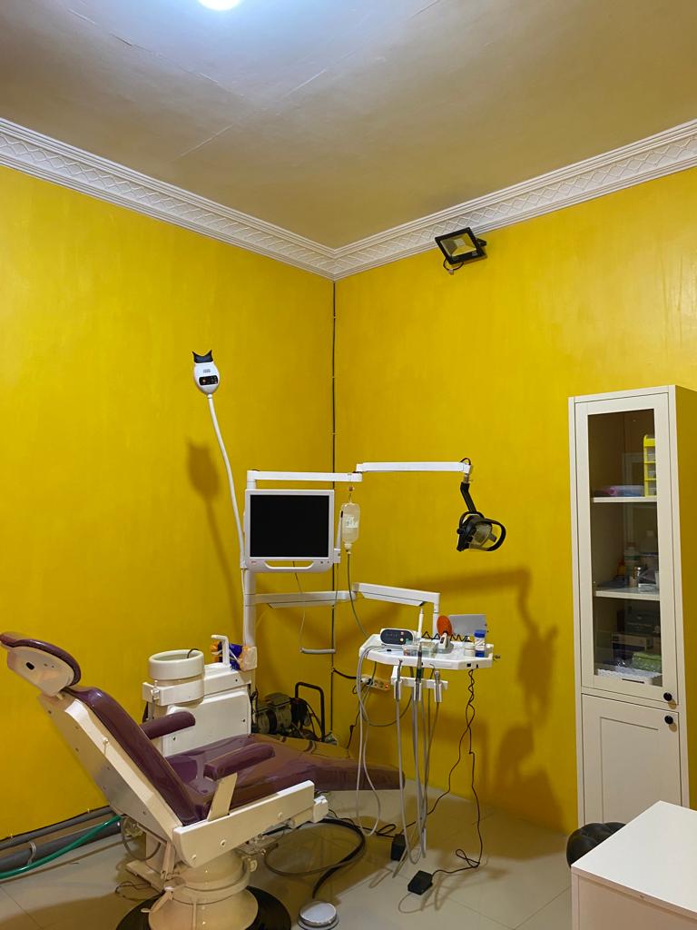Interior ruang perawatan modern MBA Dental Care Jagiran Surabaya